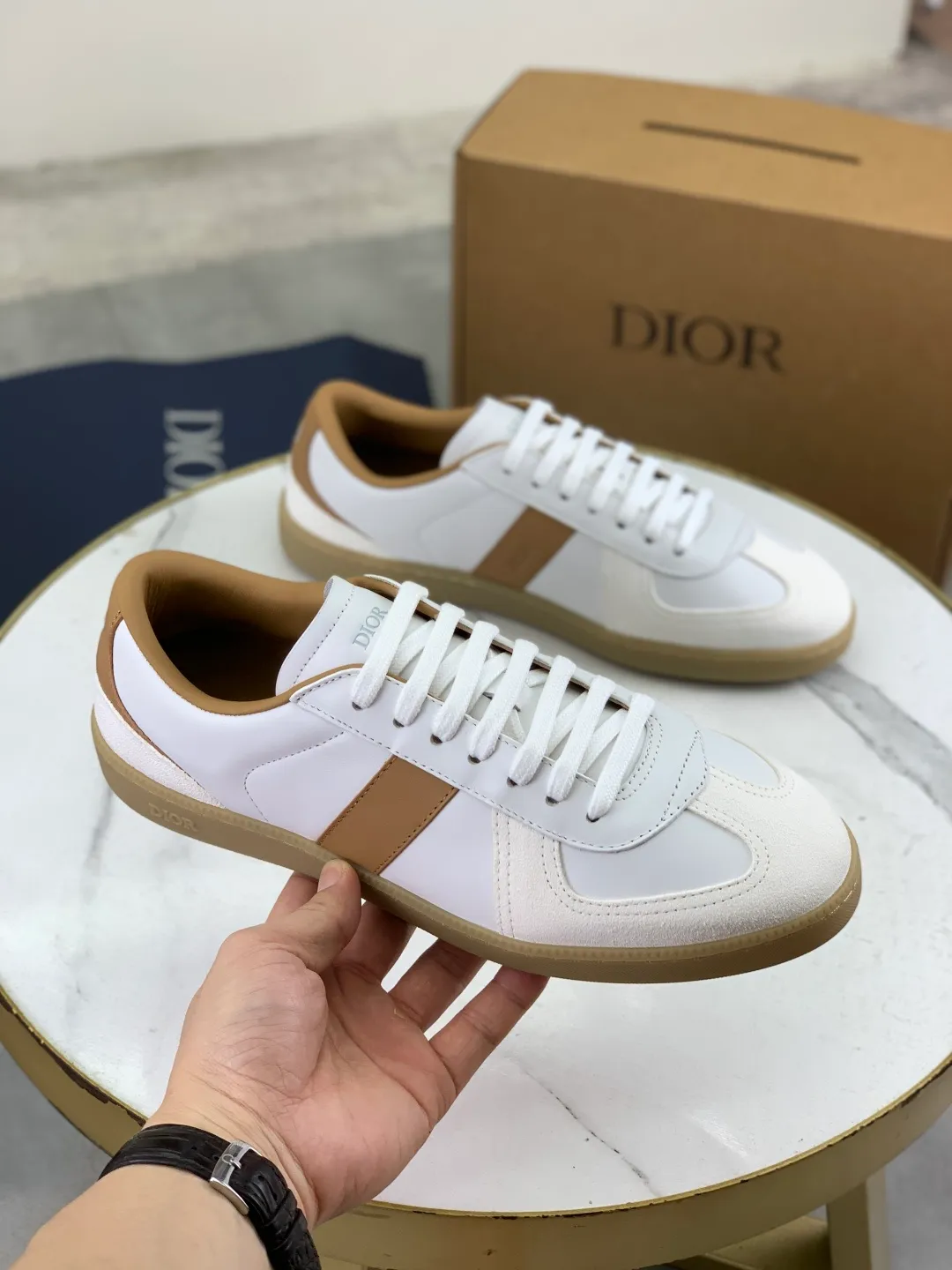 Men's men's shoes 💰P542 New Dior B01 top version of moral training shoes! ! ! White first-layer cowhide, fully oiled upper, original TPU molded outsole. New to the Fall 2025 collection, this sneaker marks the return of Dior’s classic style, reinterpreted in a stylish and elegant silhouette. Crafted from white smooth first-grain cowhide with a tonal silk sheepskin lining, it features the Dior logo on the tongue and inner sides, and a CD icon on the heel. Paired with Tpu anti-slip soles of the same color, it can be matched with various styles to create a sophisticated look.  Code number: 39-45 Complete package with airplane box